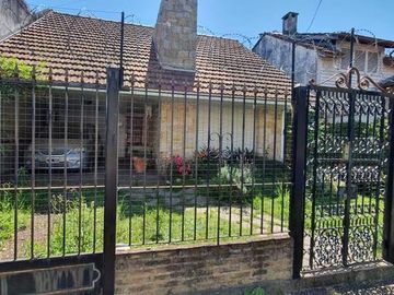 Propiedad Cuatro ambientes cercano a Bernal centro