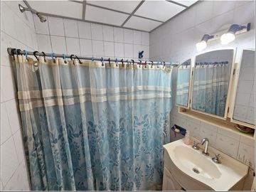 Casa en venta de 2 dormitorios en Granadero Baigorria, garaje, patio y quincho