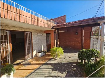 Casa en venta de 2 dormitorios en Granadero Baigorria, garaje, patio y quincho