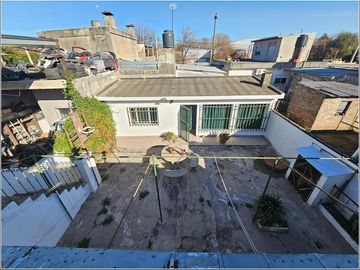 Casa en venta de 2 dormitorios en Granadero Baigorria, garaje, patio y quincho