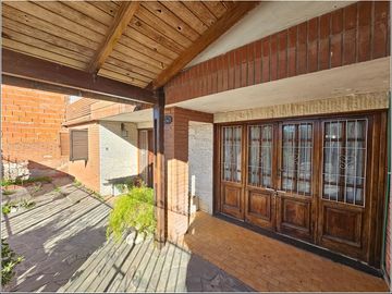 Casa en venta de 2 dormitorios en Granadero Baigorria, garaje, patio y quincho