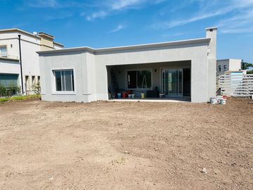 Casa en Santa Emilia, Pilar del este