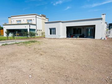 Casa en Santa Emilia, Pilar del este