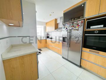 VENTA DE DEPARTAMENTO DUPLEX CON VISTA EXTERNA, EN MIRAFLORES