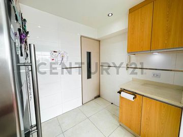VENTA DE DEPARTAMENTO DUPLEX CON VISTA EXTERNA, EN MIRAFLORES