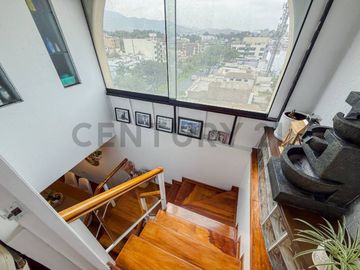 En venta Dúplex con terraza en San Borja.
