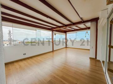 En venta Dúplex con terraza en San Borja.