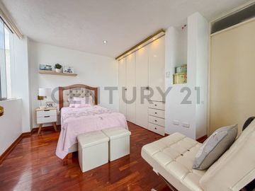 En venta Dúplex con terraza en San Borja.