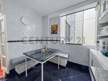 En venta Dúplex con terraza en San Borja.