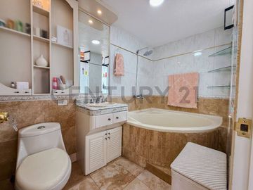 En venta Dúplex con terraza en San Borja.