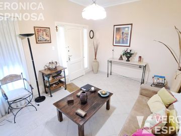 CASA VENTA - HAEDO SUR- CUATRO AMBIENTES - COCHERA - PATIO