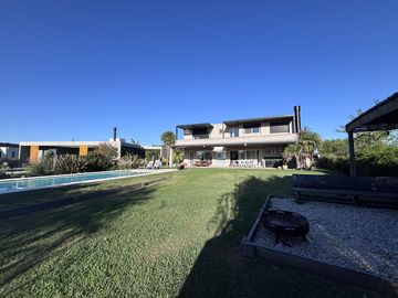 VENTA DE CASA EN DOS PLANTAS AREA 2 AL GOLF