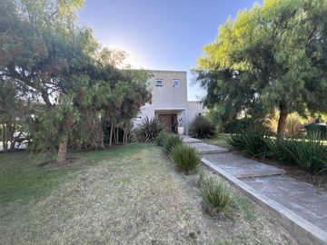 VENTA DE CASA EN DOS PLANTAS AREA 2 AL GOLF