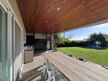 VENTA DE CASA EN DOS PLANTAS AREA 2 AL GOLF