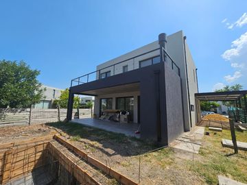 Casa 3 Dormitorios - Los Castaños Nordelta