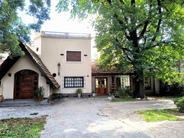 Venta de Casa de 5 Ambientes -  Villa Santos Tesei