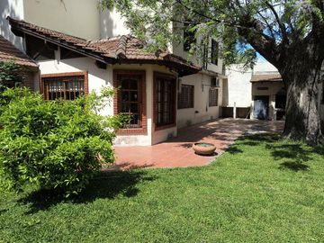 Venta de Casa de 5 Ambientes -  Villa Santos Tesei
