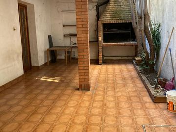 Casa en venta - 4 Dormitorios 2 Baños - Local - 152Mts2 - Quilmes