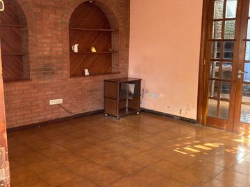 Casa en venta - 4 Dormitorios 2 Baños - Local - 152Mts2 - Quilmes