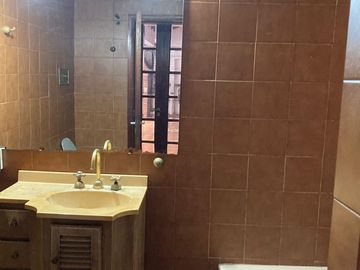 Casa en venta - 4 Dormitorios 2 Baños - Local - 152Mts2 - Quilmes