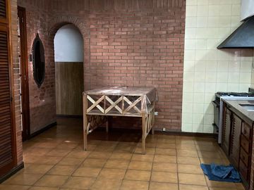 Casa en venta - 4 Dormitorios 2 Baños - Local - 152Mts2 - Quilmes