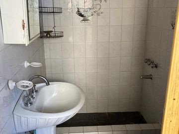 Casa en venta - 4 Dormitorios 2 Baños - Local - 152Mts2 - Quilmes
