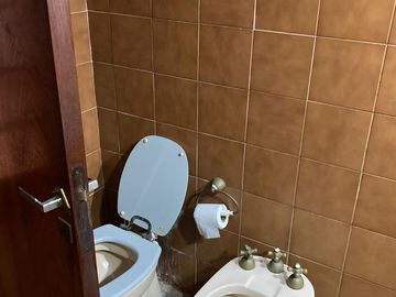 Casa en venta - 4 Dormitorios 2 Baños - Local - 152Mts2 - Quilmes