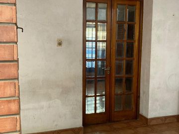 Casa en venta - 4 Dormitorios 2 Baños - Local - 152Mts2 - Quilmes