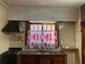 Casa en venta - 4 Dormitorios 2 Baños - Local - 152Mts2 - Quilmes