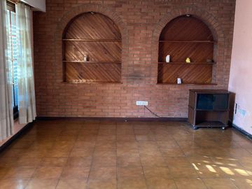 Casa en venta - 4 Dormitorios 2 Baños - Local - 152Mts2 - Quilmes