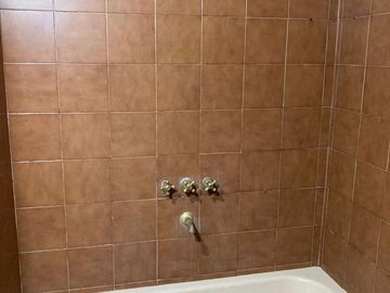 Casa en venta - 4 Dormitorios 2 Baños - Local - 152Mts2 - Quilmes