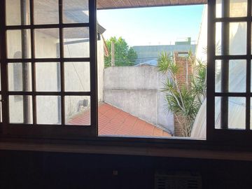 Casa en venta - 4 Dormitorios 2 Baños - Local - 152Mts2 - Quilmes