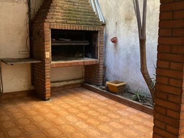Casa en venta - 4 Dormitorios 2 Baños - Local - 152Mts2 - Quilmes