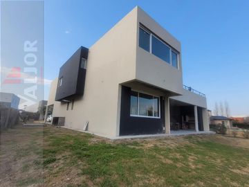 Excelente casa de 5 ambientes a estrenar