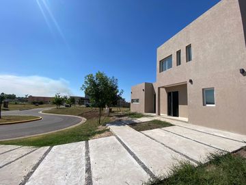 Casa en Santa Lucia Pilar del Este
