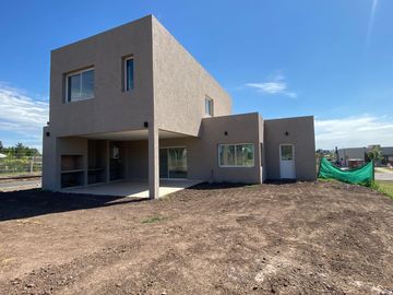 Casa en Santa Lucia Pilar del Este