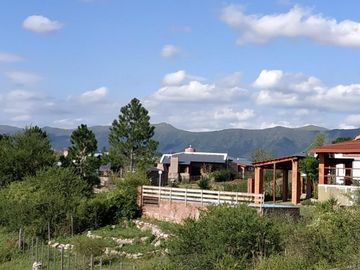 CASA EN SIQUIMAN, CON VISTA A LAS SIERRAS, A 300MTS RIO Y  800MTS DE RUTA NAC 38 REF: 1703