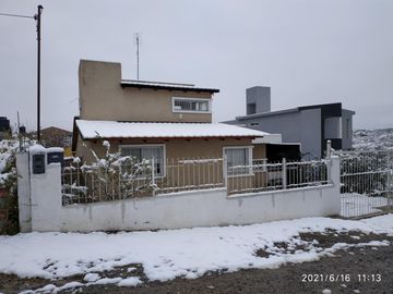 CASA EN SIQUIMAN, CON VISTA A LAS SIERRAS, A 300MTS RIO Y  800MTS DE RUTA NAC 38 REF: 1703