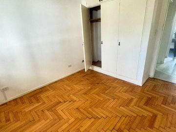 Venta de 2 Ambientes en Torre con Balcón y Cochera en Caballito
