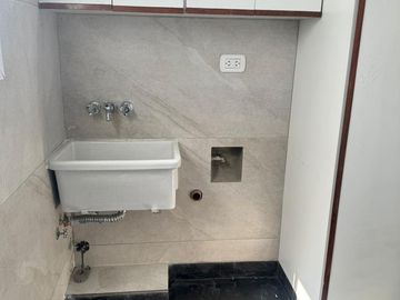 Venta de 2 Ambientes en Torre con Balcón y Cochera en Caballito