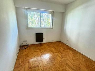 Venta de 2 Ambientes en Torre con Balcón y Cochera en Caballito
