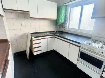 Venta de 2 Ambientes en Torre con Balcón y Cochera en Caballito