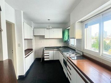 Venta de 2 Ambientes en Torre con Balcón y Cochera en Caballito