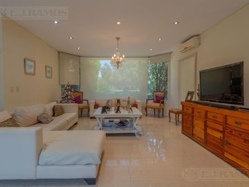 Impresionante casa en Barrio Septiembre - Km 47 - Escobar - MB