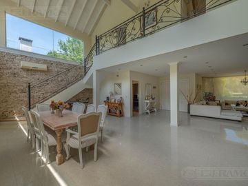 Impresionante casa en Barrio Septiembre - Km 47 - Escobar - MB