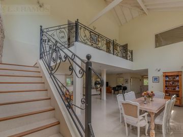 Impresionante casa en Barrio Septiembre - Km 47 - Escobar - MB