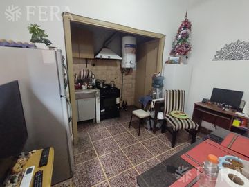 Venta casa de 8 ambientes con patio en Wilde