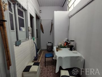 Venta casa de 8 ambientes con patio en Wilde