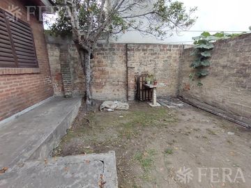 Venta casa de 8 ambientes con patio en Wilde