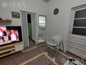Venta casa de 8 ambientes con patio en Wilde